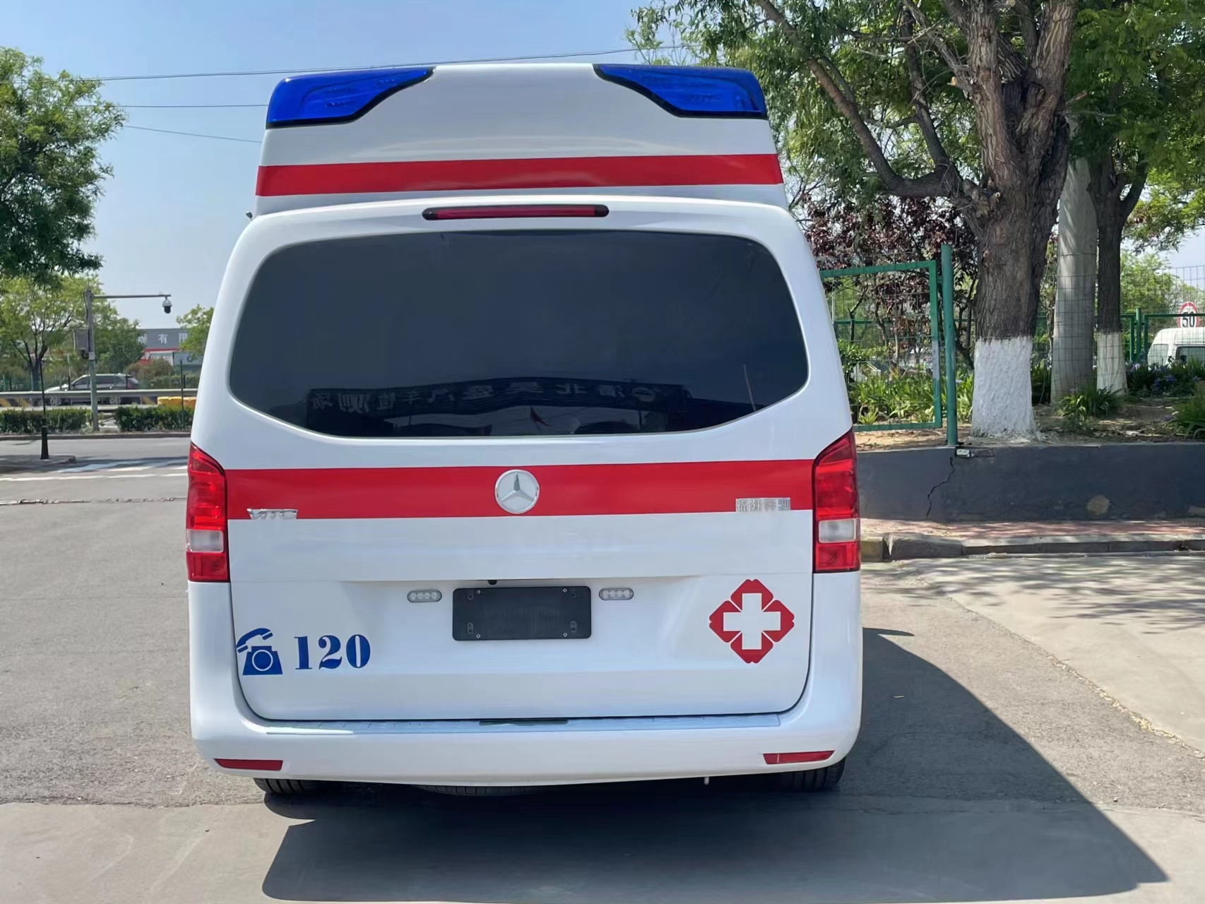 奔驰威霆高顶监护型救护车